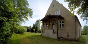 Schulhaus Eingang Wohnung 1
