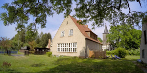 Schulhaus und Hof